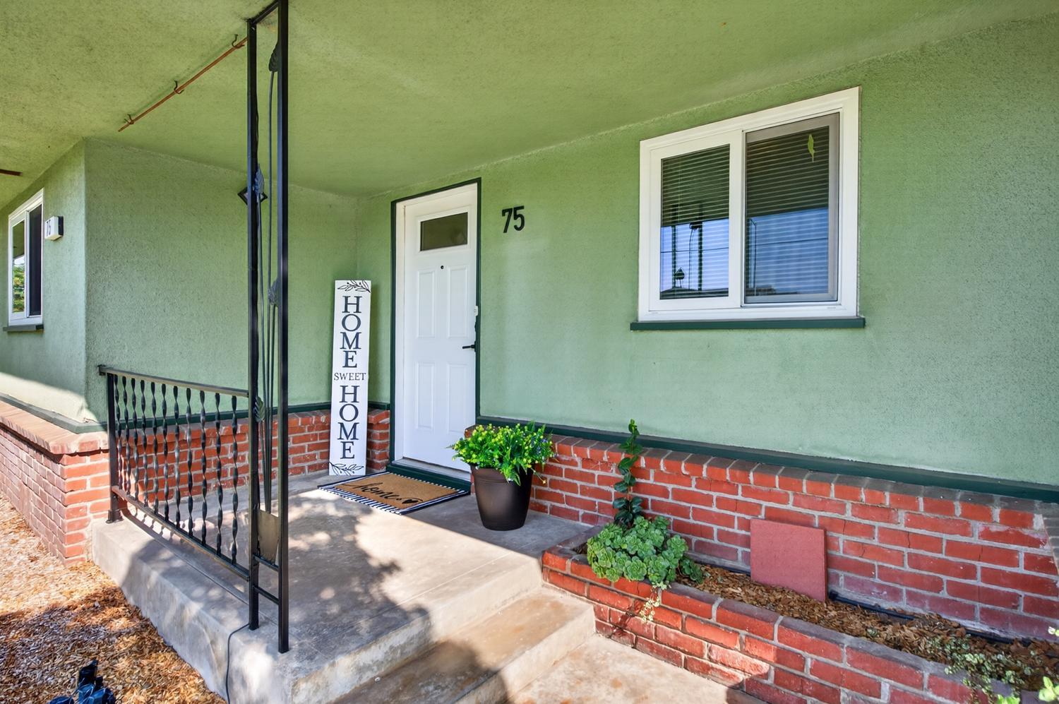 75 W Sierra Ave, Clovis, CA 93612