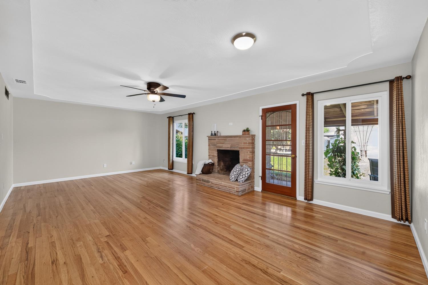 75 W Sierra Ave, Clovis, CA 93612