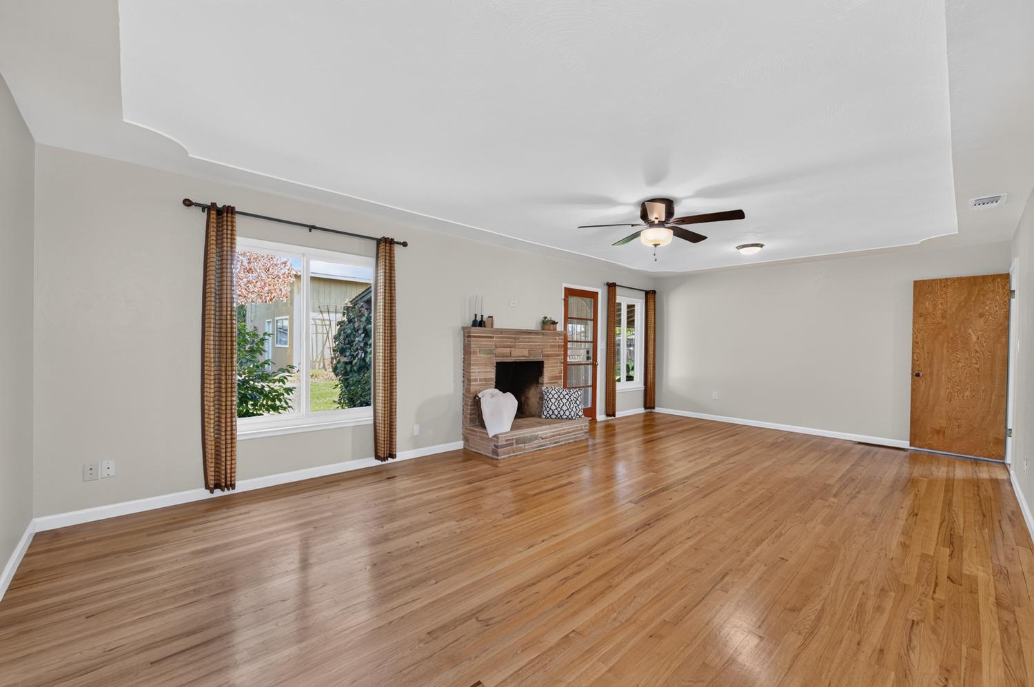 75 W Sierra Ave, Clovis, CA 93612