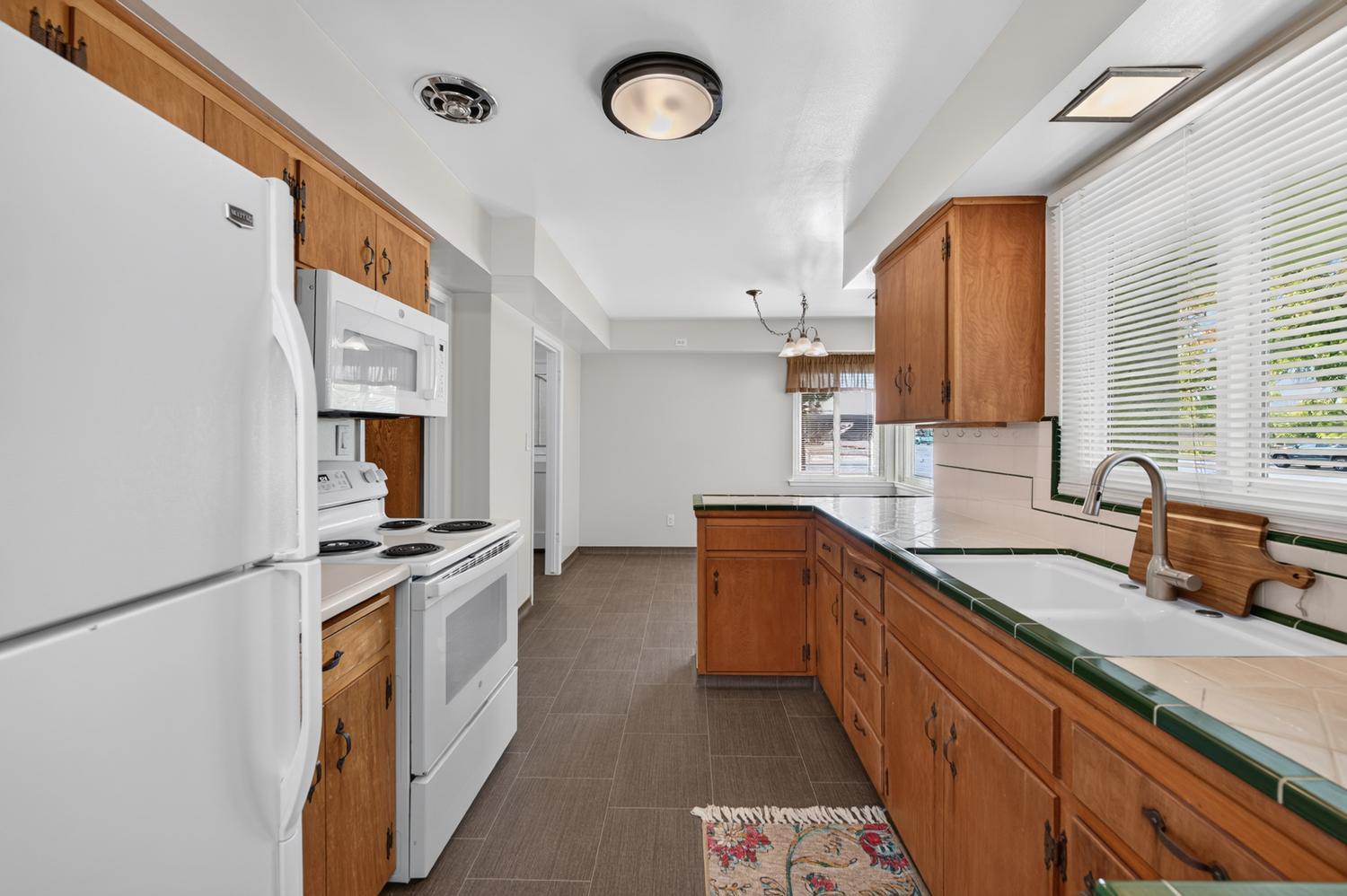 75 W Sierra Ave, Clovis, CA 93612