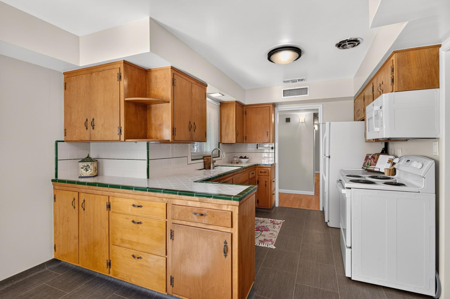 75 W Sierra Ave, Clovis, CA 93612