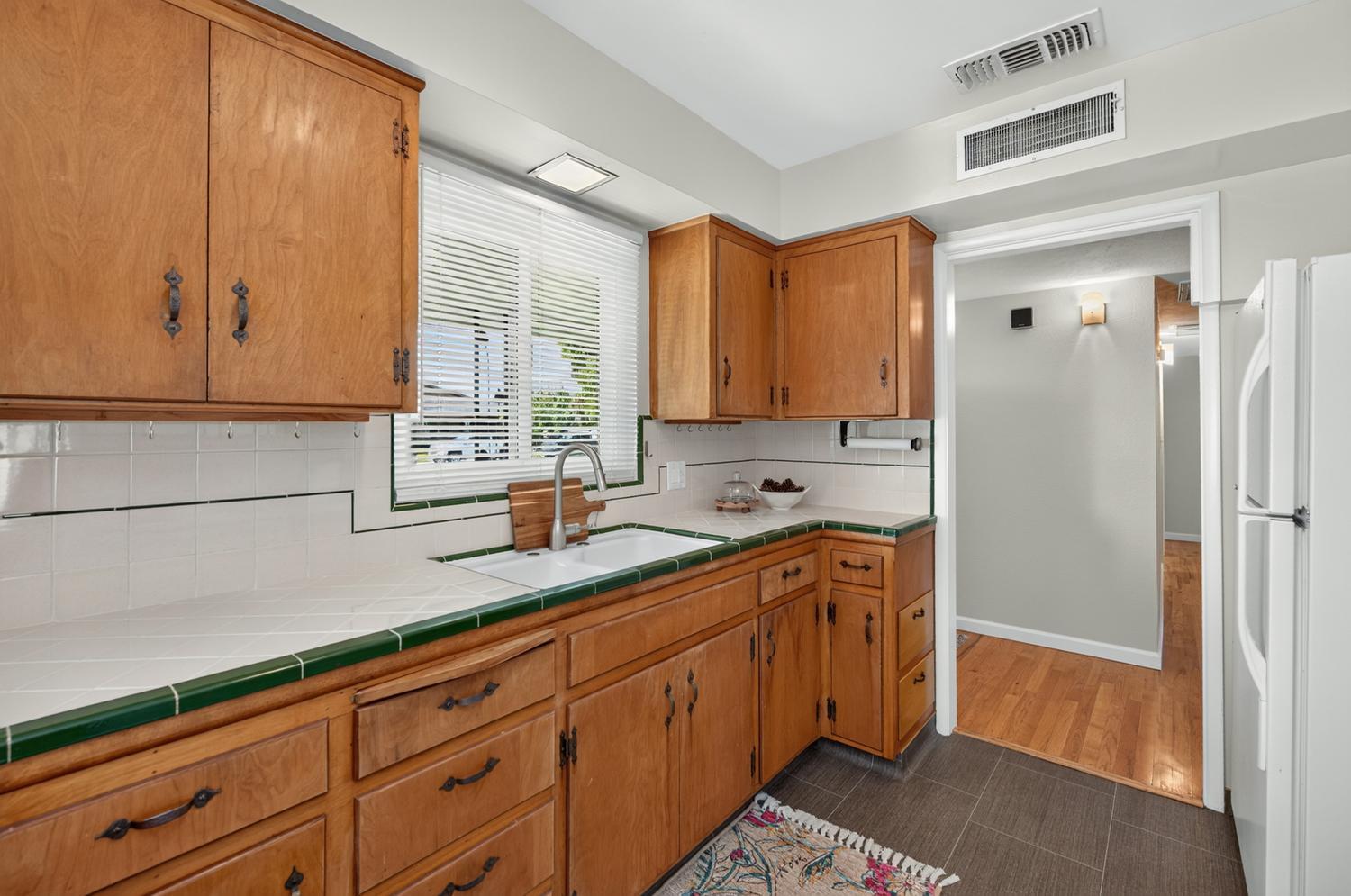 75 W Sierra Ave, Clovis, CA 93612
