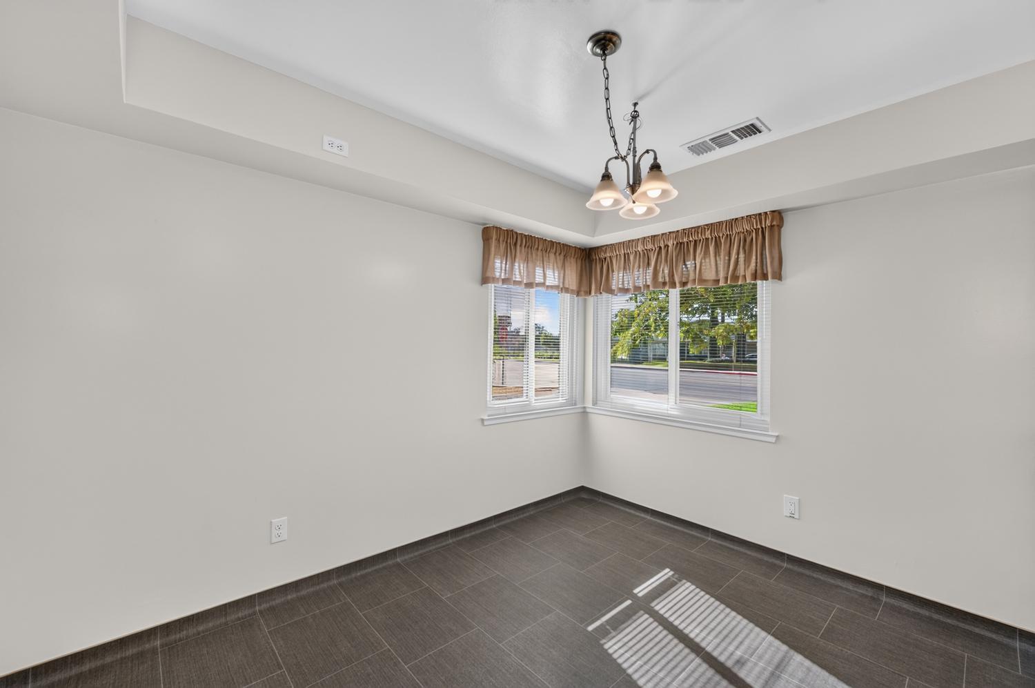 75 W Sierra Ave, Clovis, CA 93612