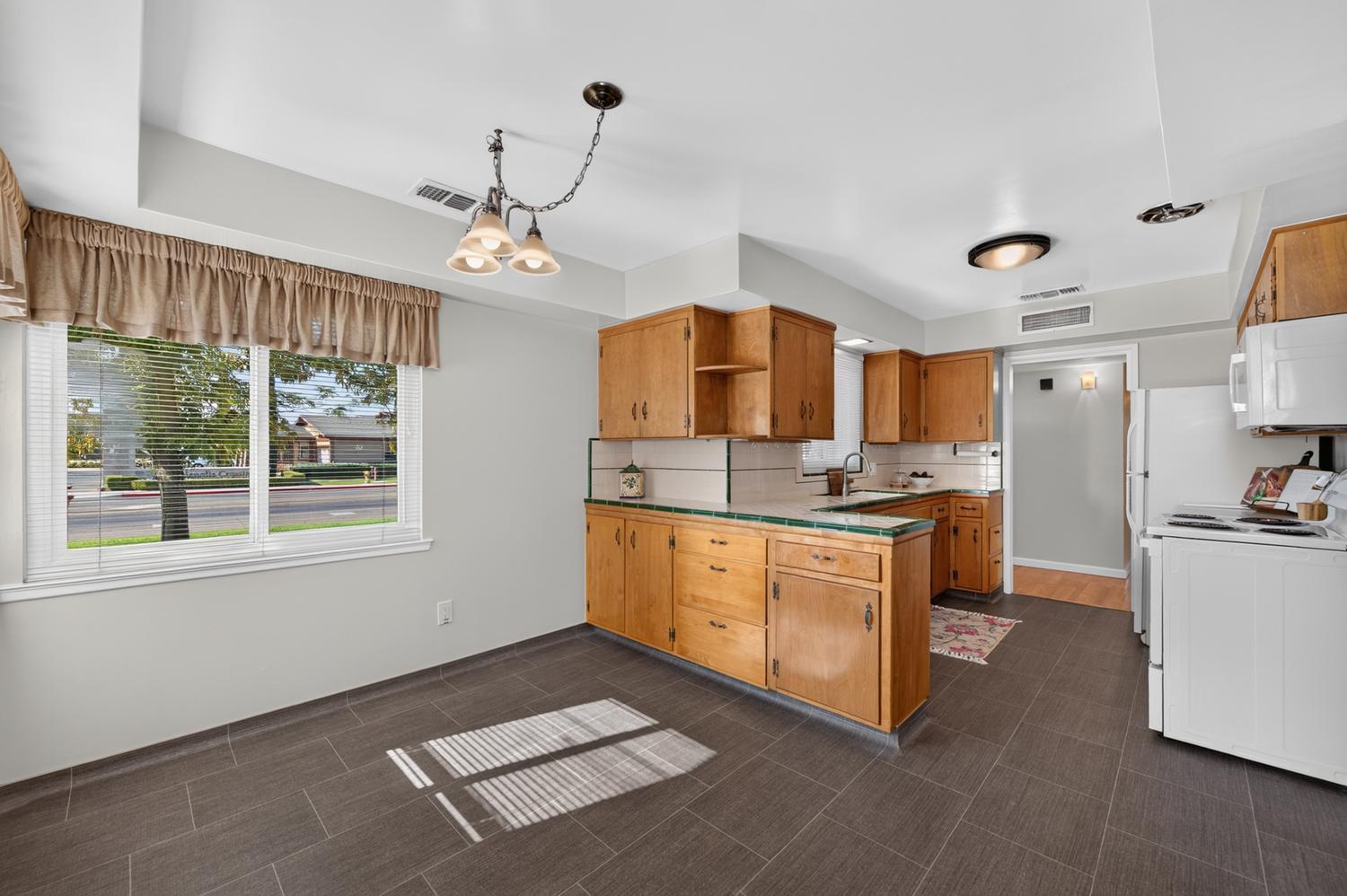 75 W Sierra Ave, Clovis, CA 93612