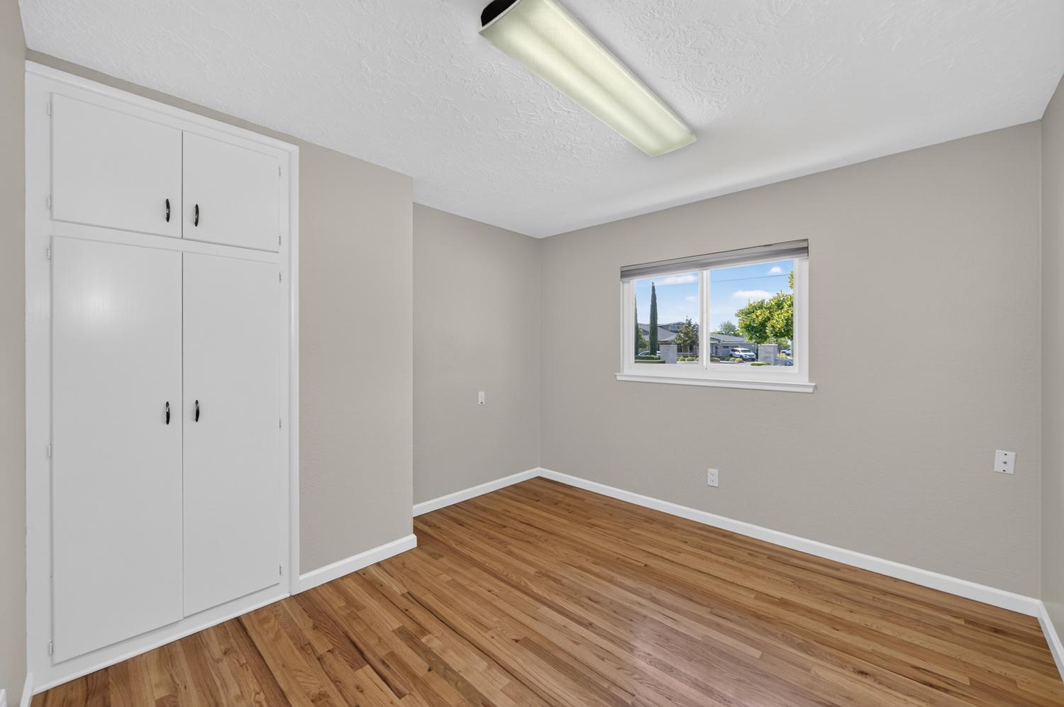 75 W Sierra Ave, Clovis, CA 93612