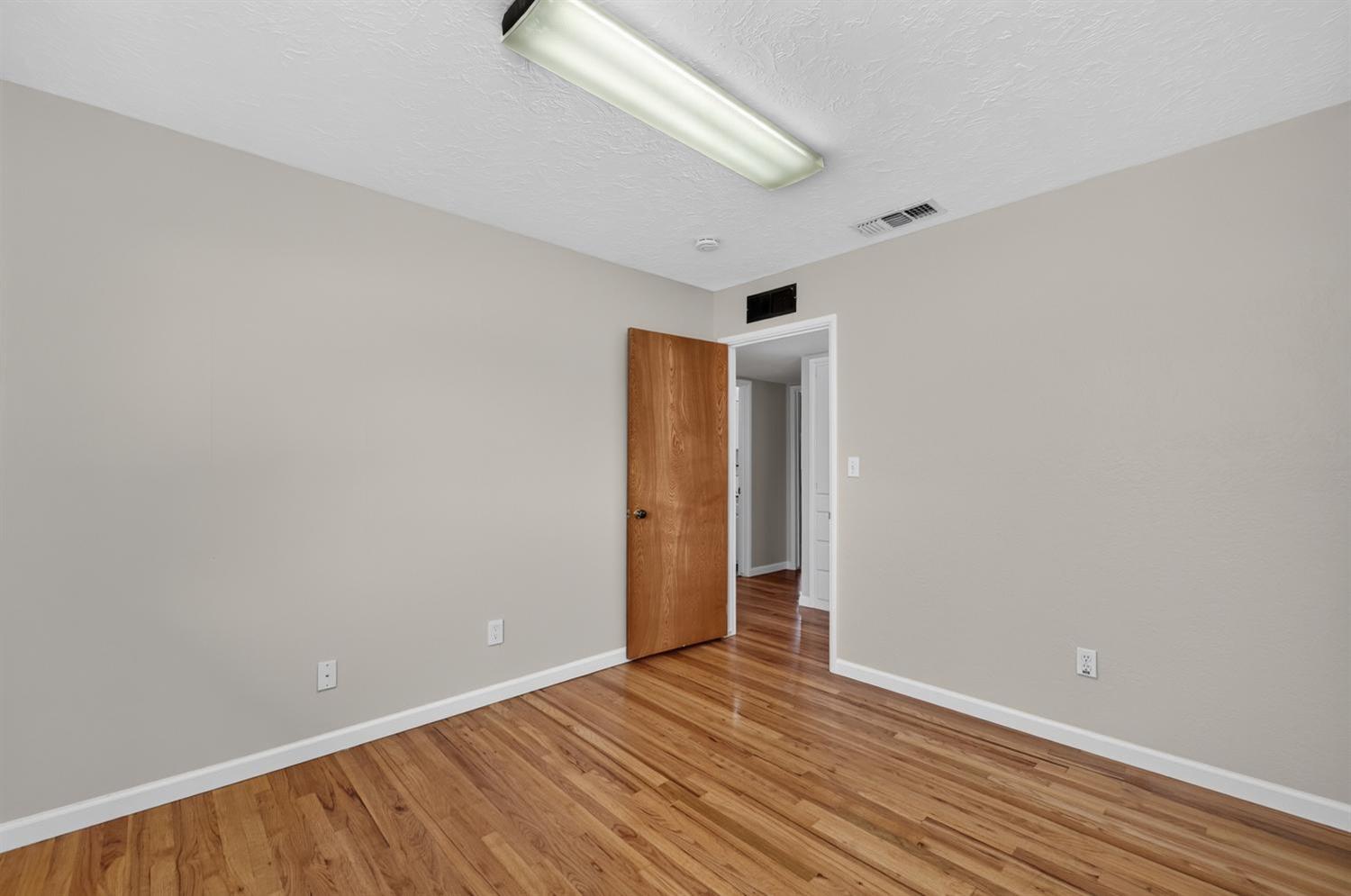 75 W Sierra Ave, Clovis, CA 93612