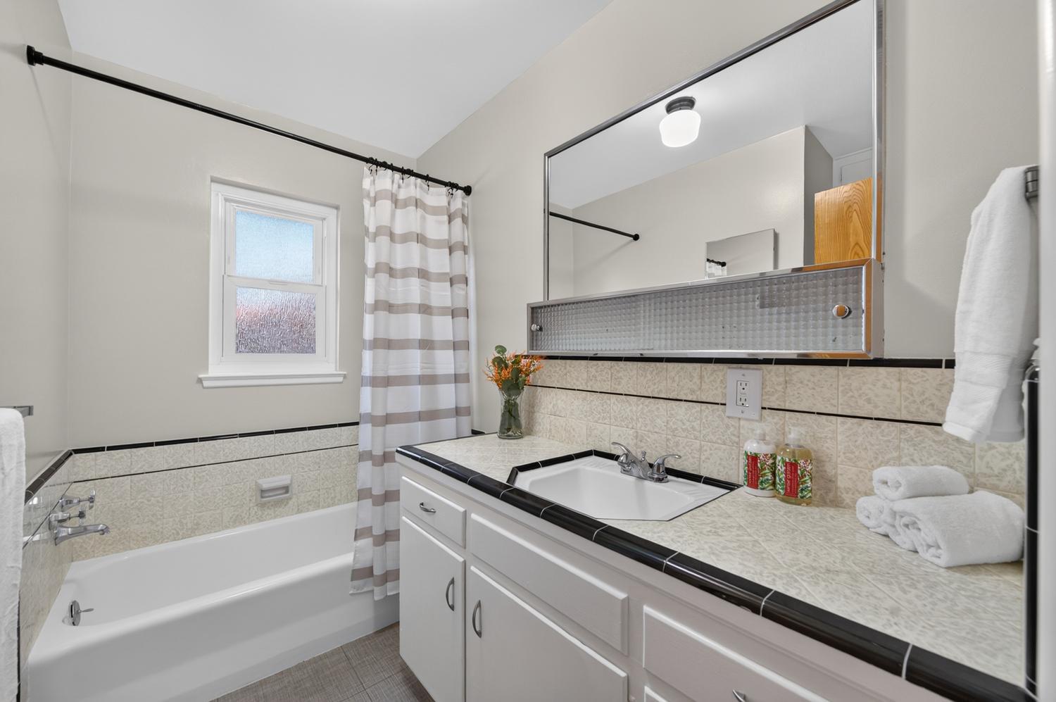 75 W Sierra Ave, Clovis, CA 93612