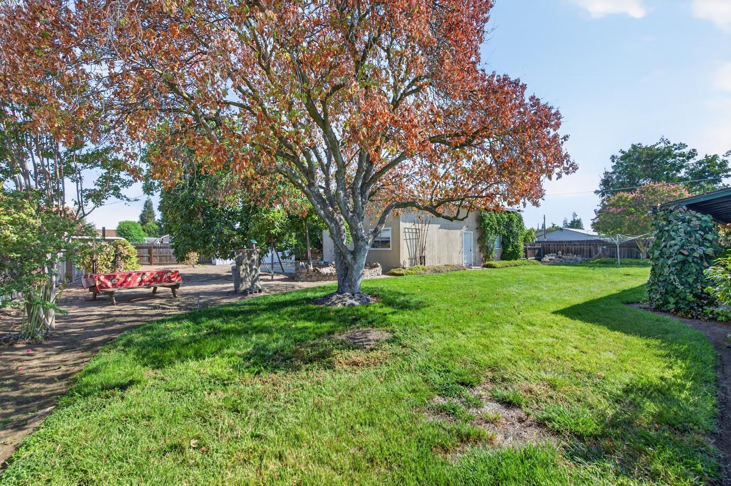 75 W Sierra Ave, Clovis, CA 93612