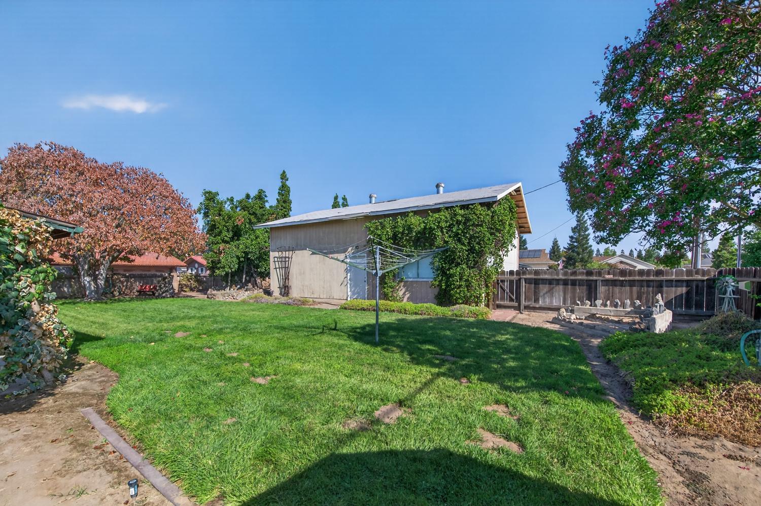 75 W Sierra Ave, Clovis, CA 93612
