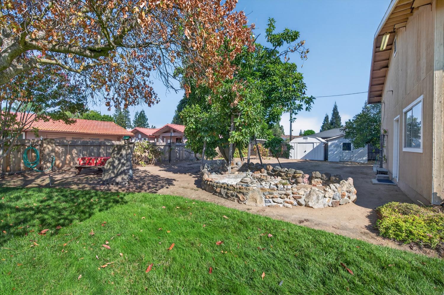 75 W Sierra Ave, Clovis, CA 93612