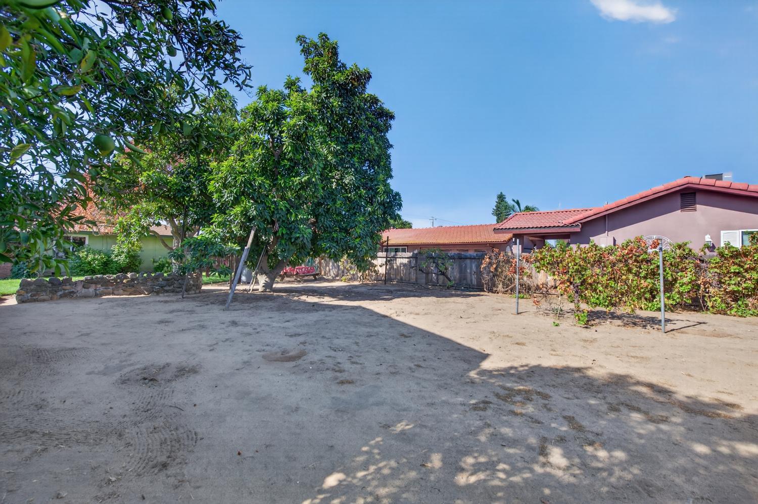 75 W Sierra Ave, Clovis, CA 93612