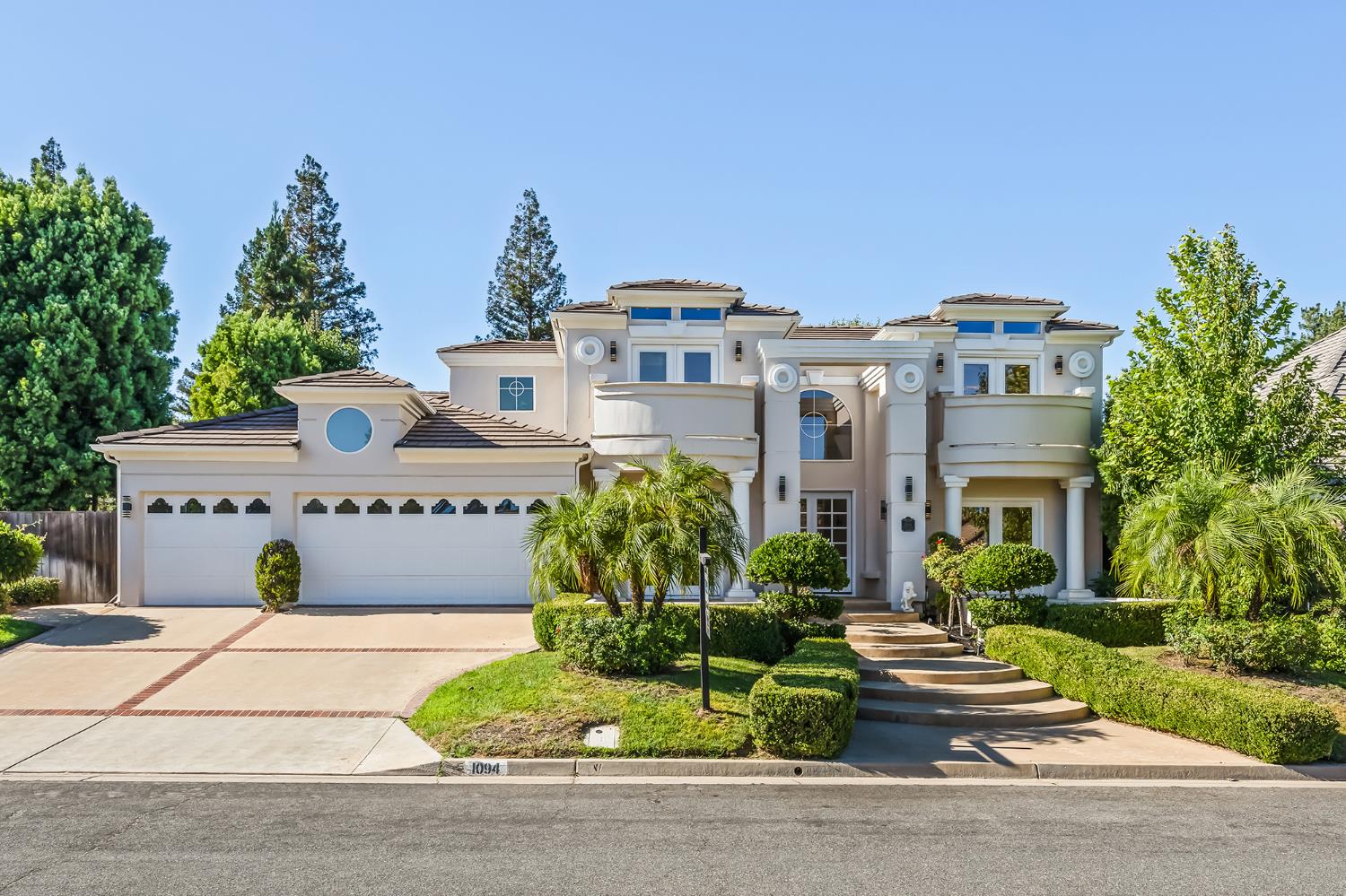 1094 E Newhall Dr, Fresno, CA 93720