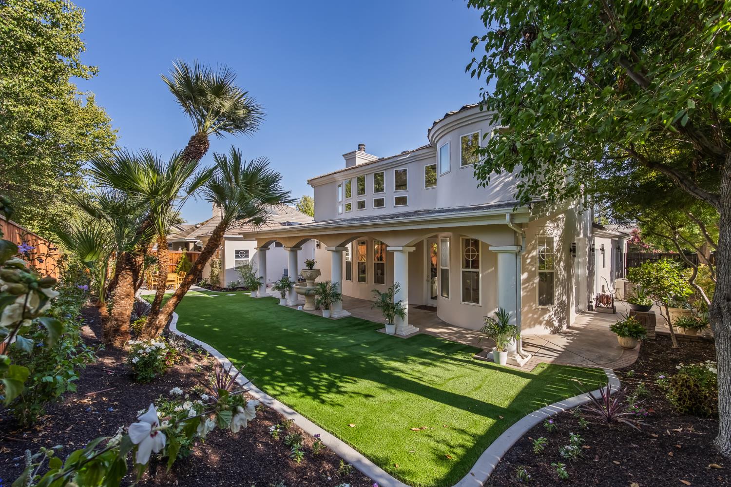 1094 E Newhall Dr, Fresno, CA 93720