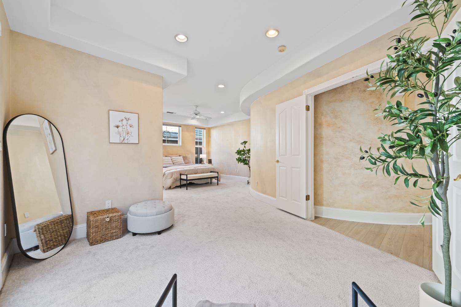 1094 E Newhall Dr, Fresno, CA 93720