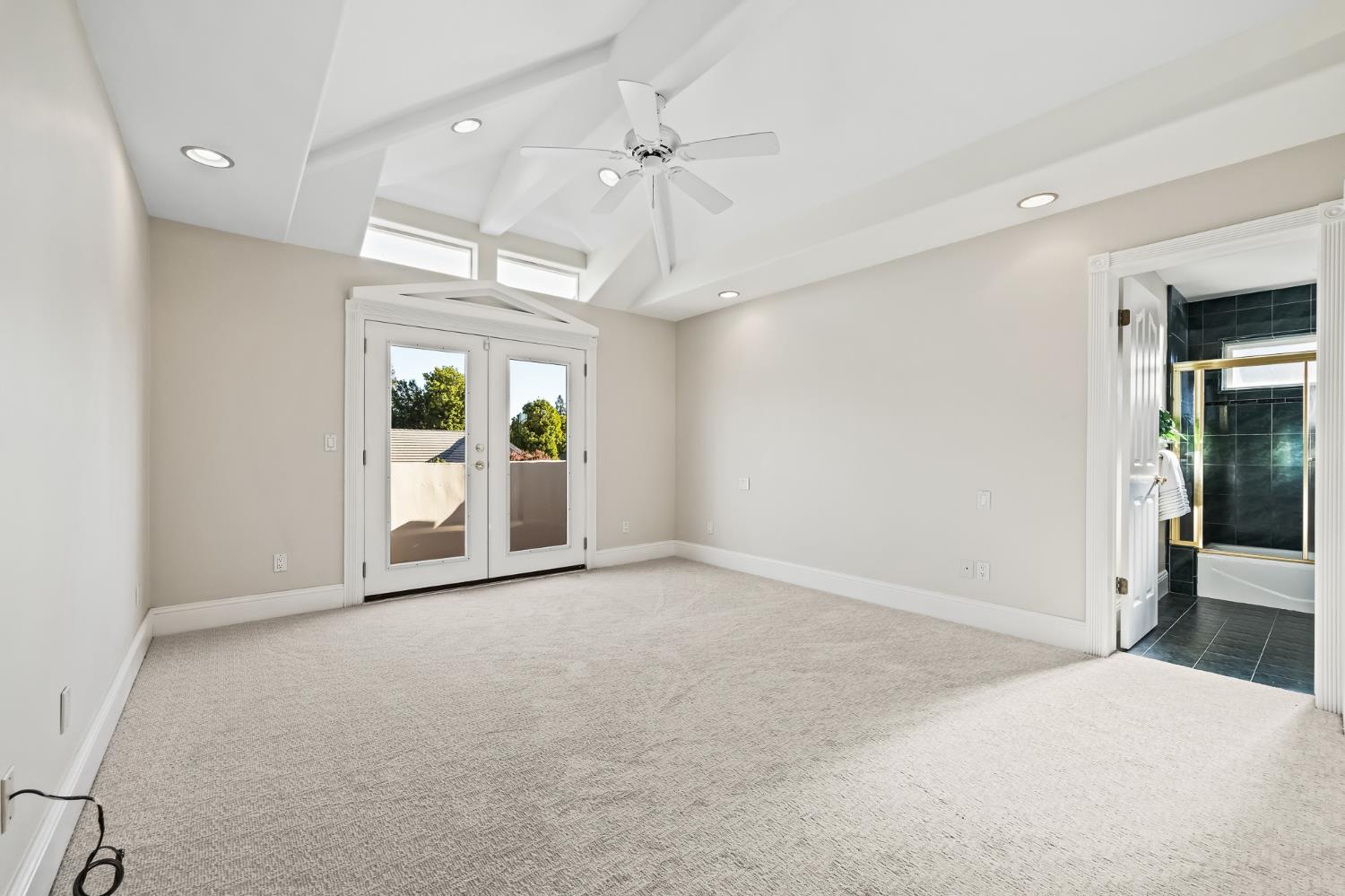 1094 E Newhall Dr, Fresno, CA 93720