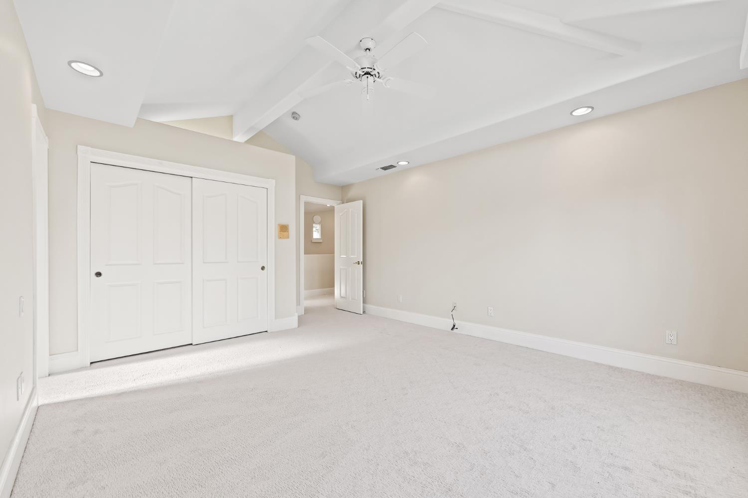 1094 E Newhall Dr, Fresno, CA 93720