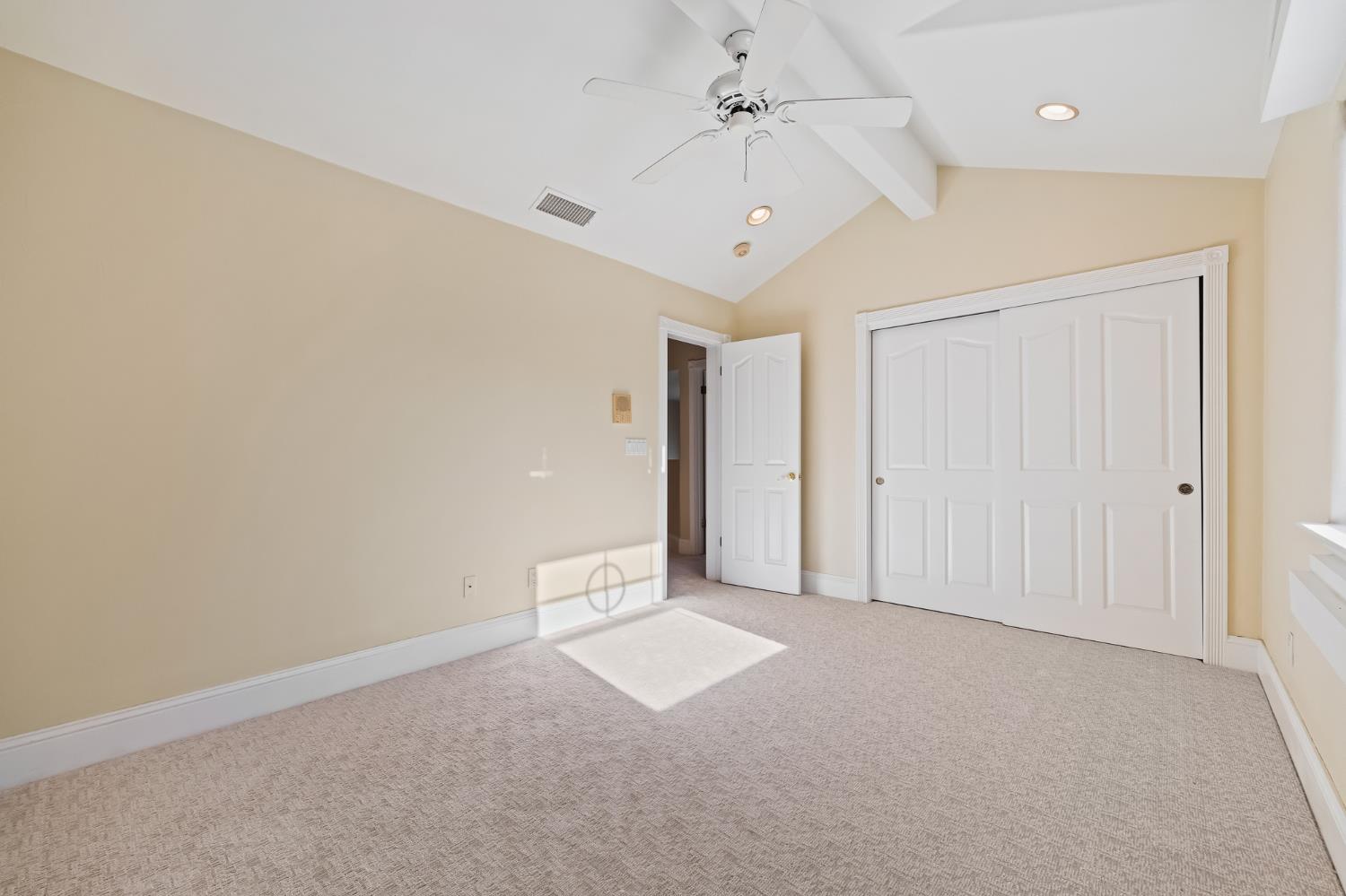 1094 E Newhall Dr, Fresno, CA 93720