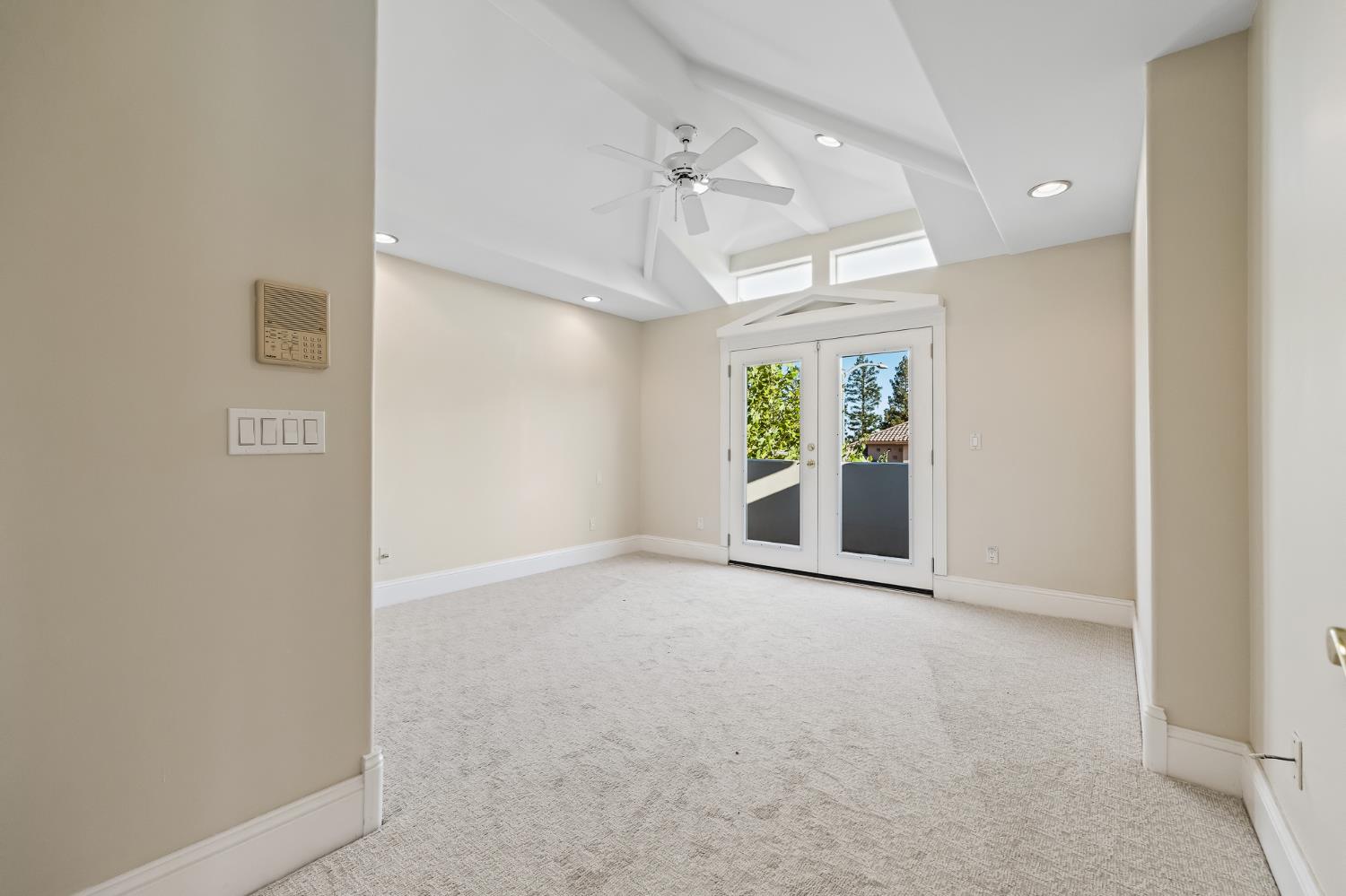 1094 E Newhall Dr, Fresno, CA 93720