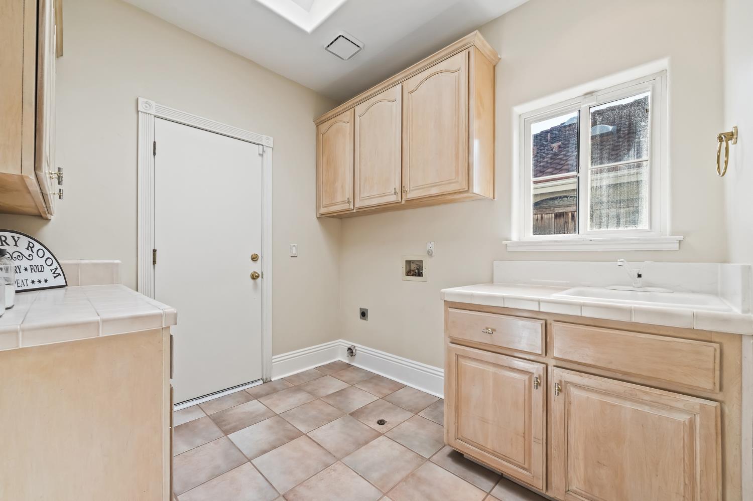 1094 E Newhall Dr, Fresno, CA 93720