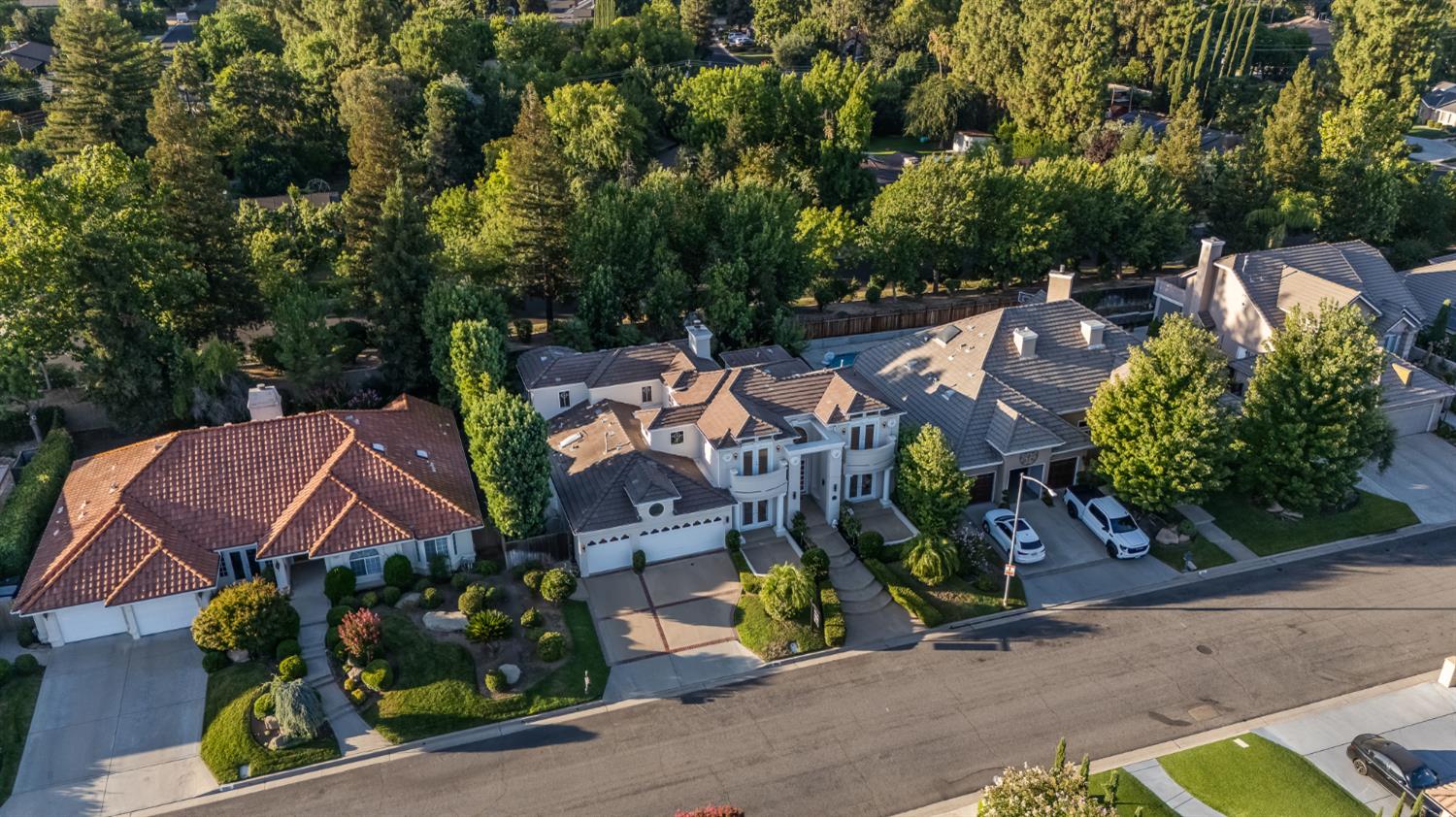 1094 E Newhall Dr, Fresno, CA 93720