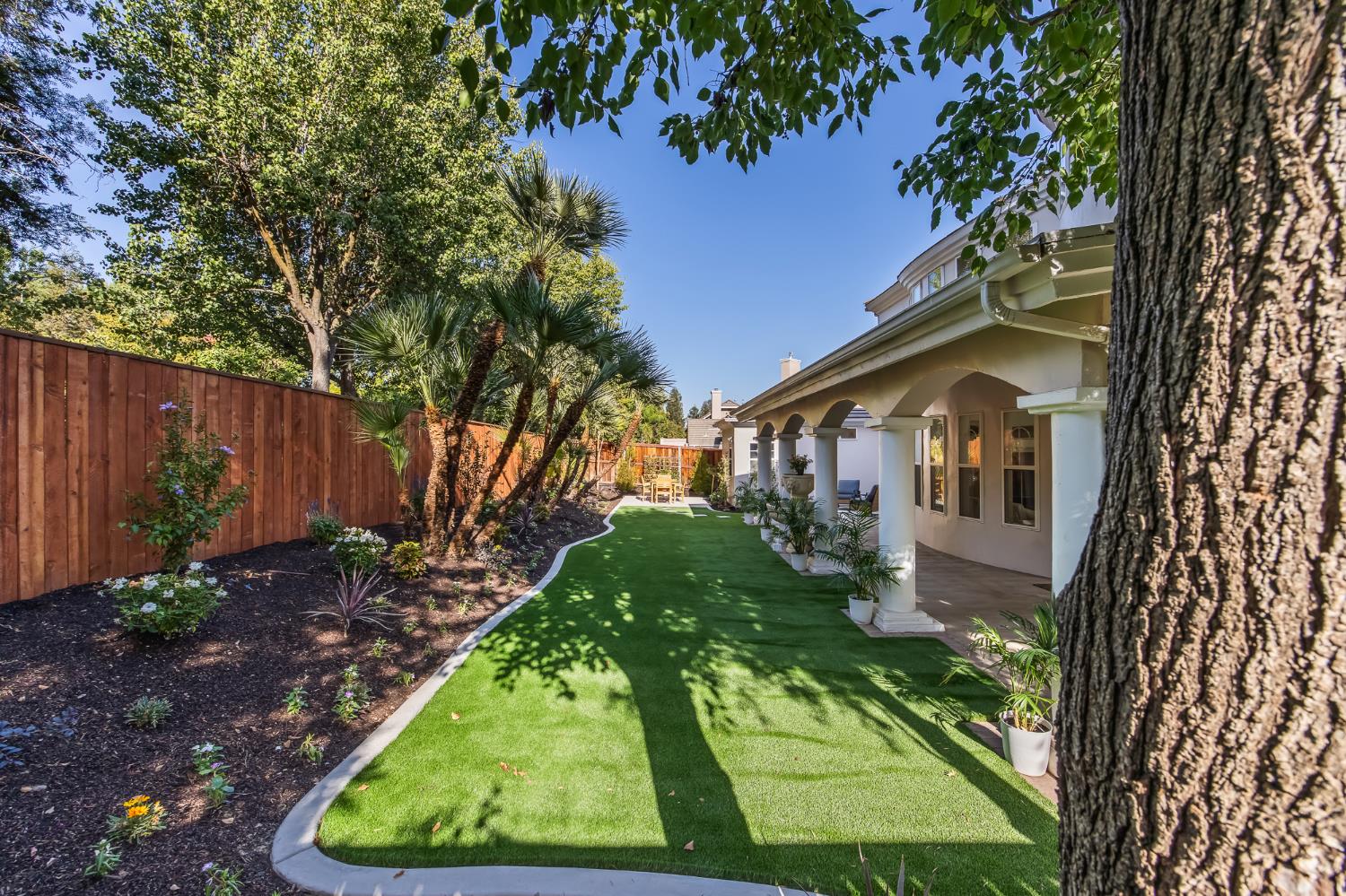 1094 E Newhall Dr, Fresno, CA 93720