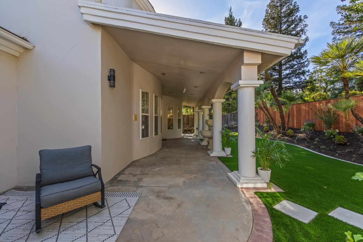 1094 E Newhall Dr, Fresno, CA 93720