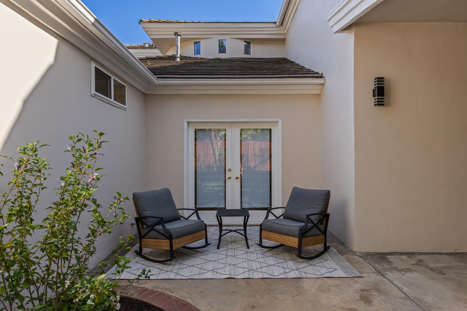 1094 E Newhall Dr, Fresno, CA 93720