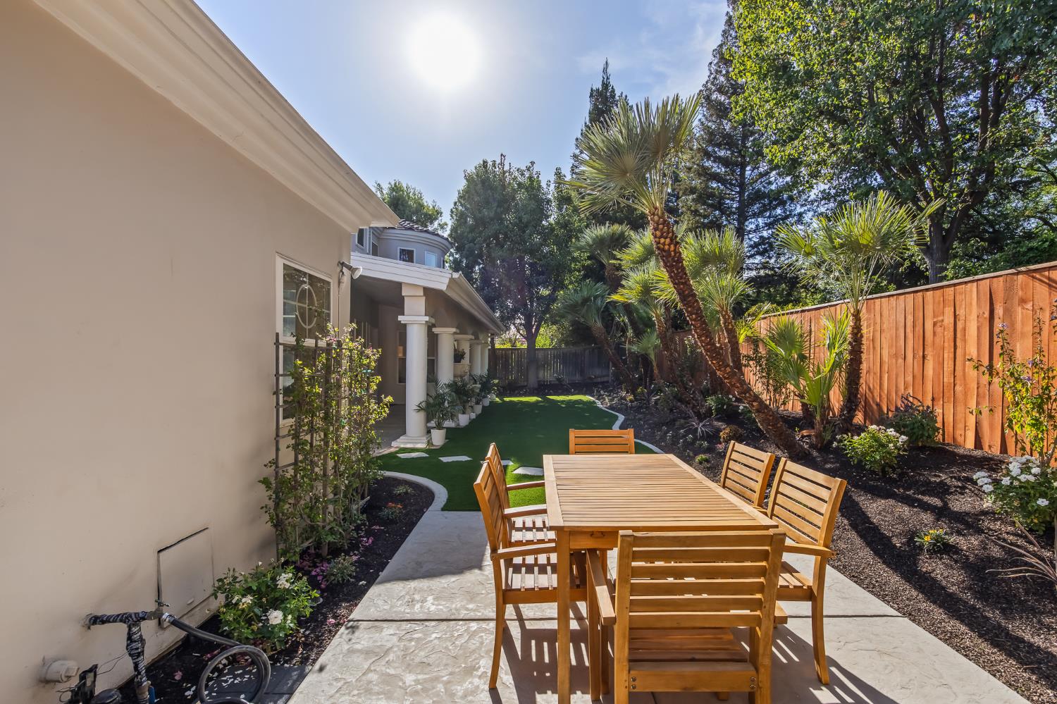 1094 E Newhall Dr, Fresno, CA 93720