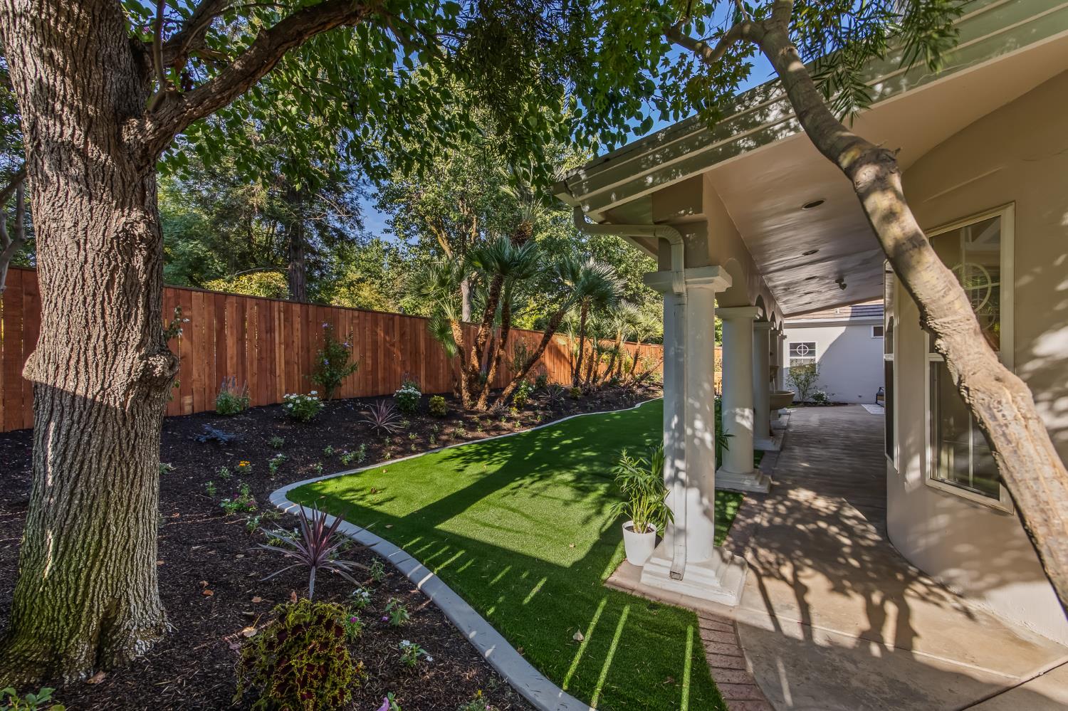 1094 E Newhall Dr, Fresno, CA 93720