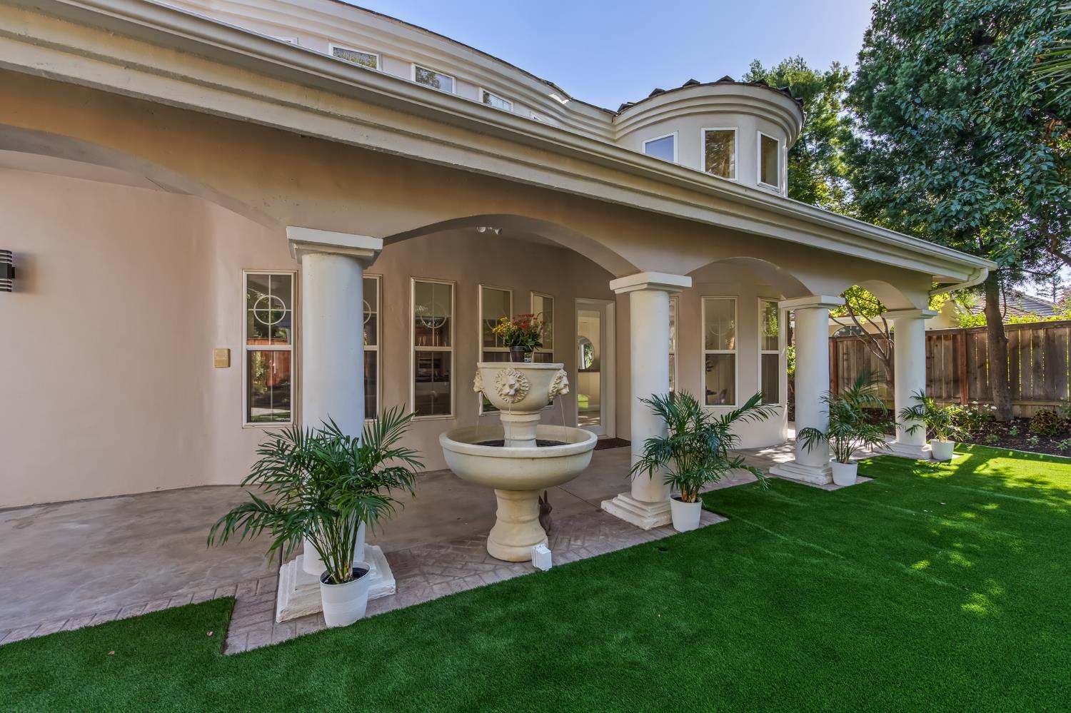 1094 E Newhall Dr, Fresno, CA 93720