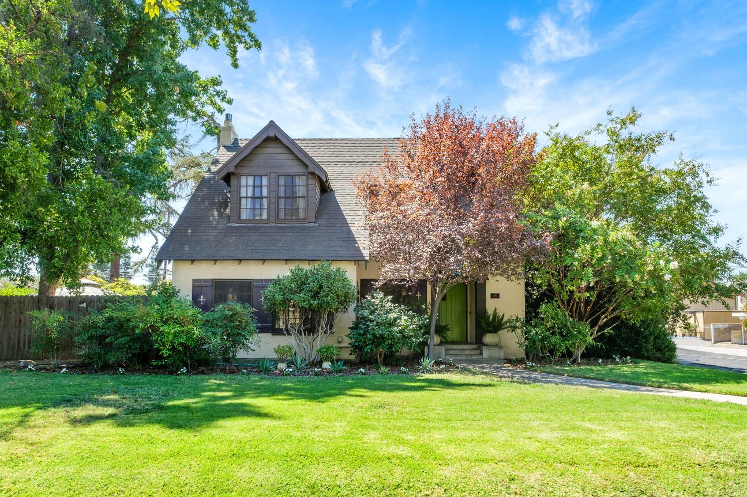 904 E Cambridge Ave, Fresno, CA 93704