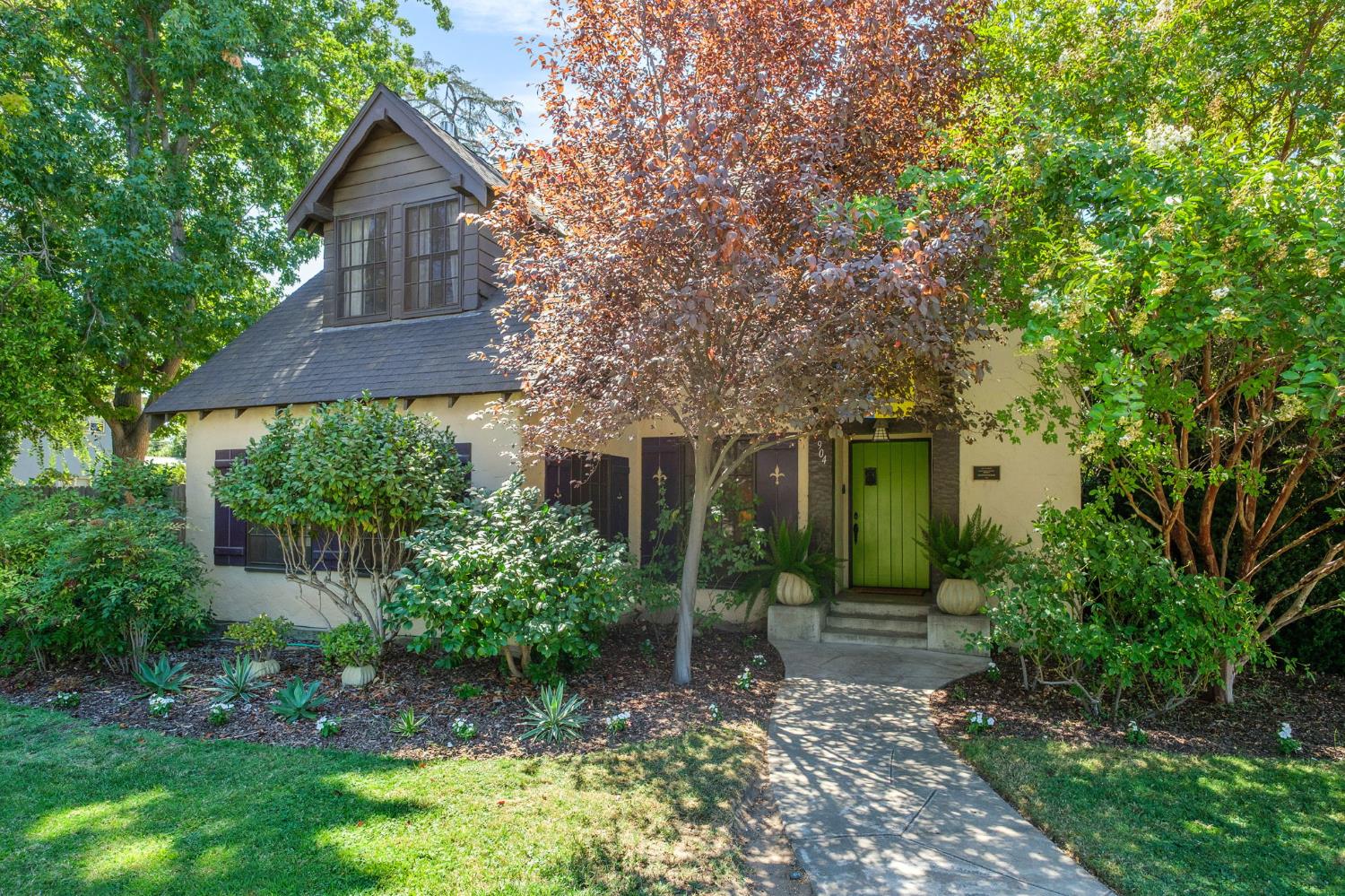 904 E Cambridge Ave, Fresno, CA 93704