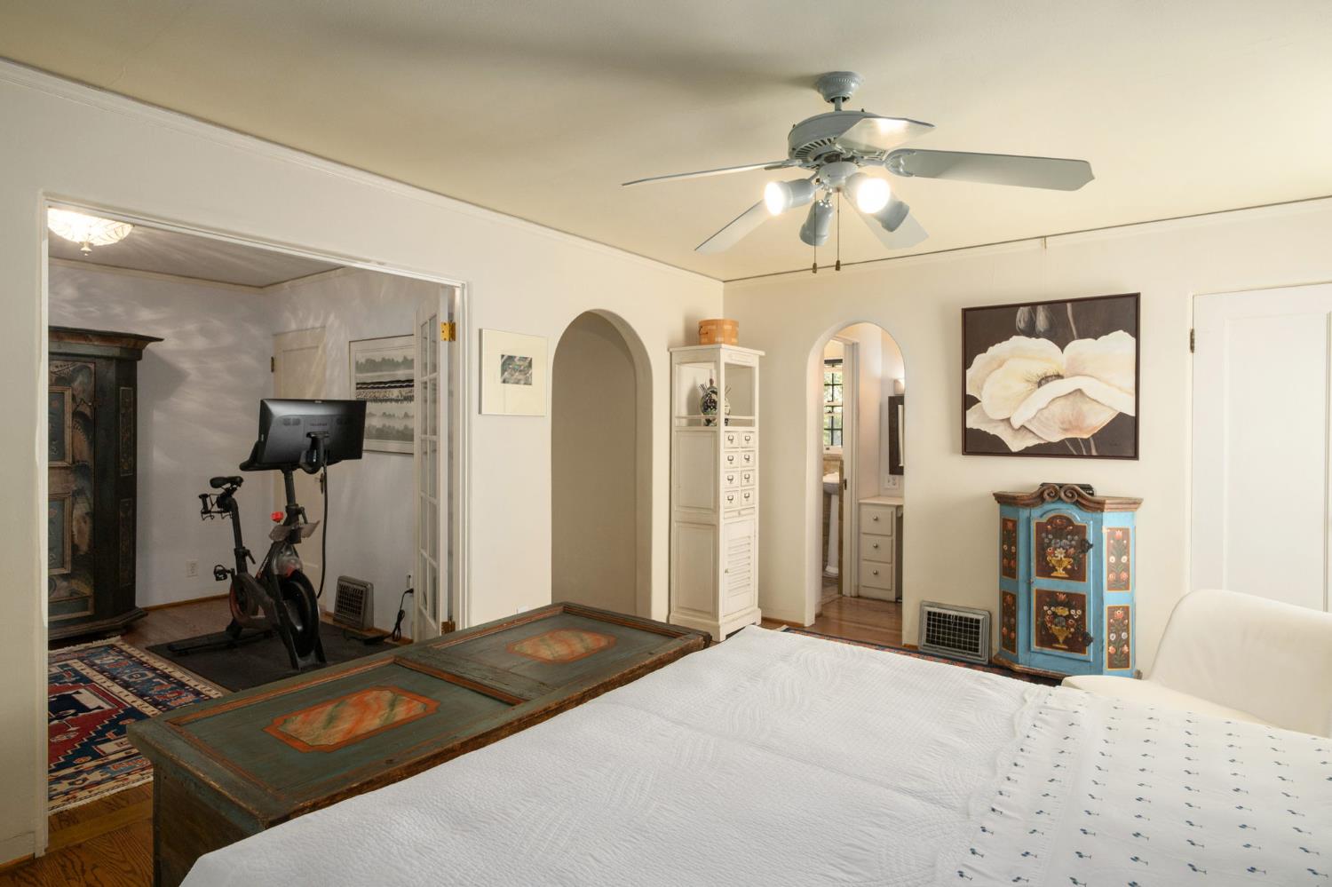 904 E Cambridge Ave, Fresno, CA 93704