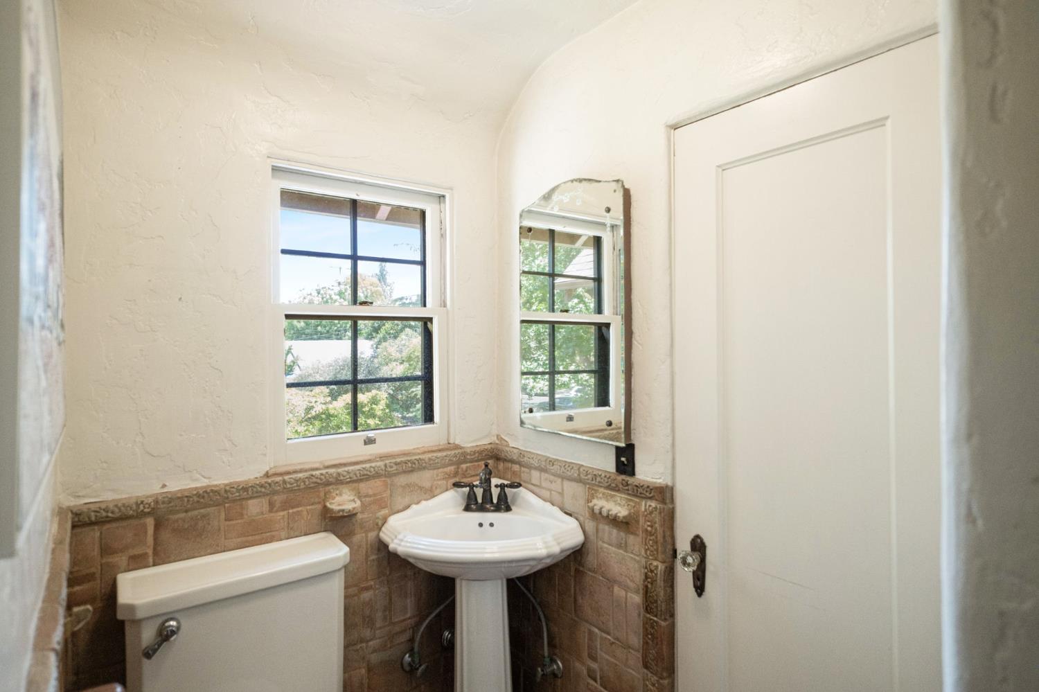 904 E Cambridge Ave, Fresno, CA 93704