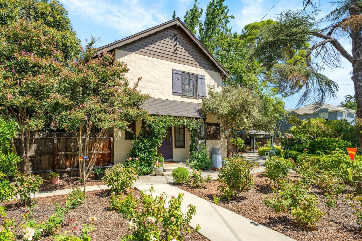 904 E Cambridge Ave, Fresno, CA 93704