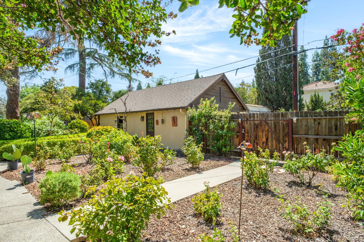 904 E Cambridge Ave, Fresno, CA 93704