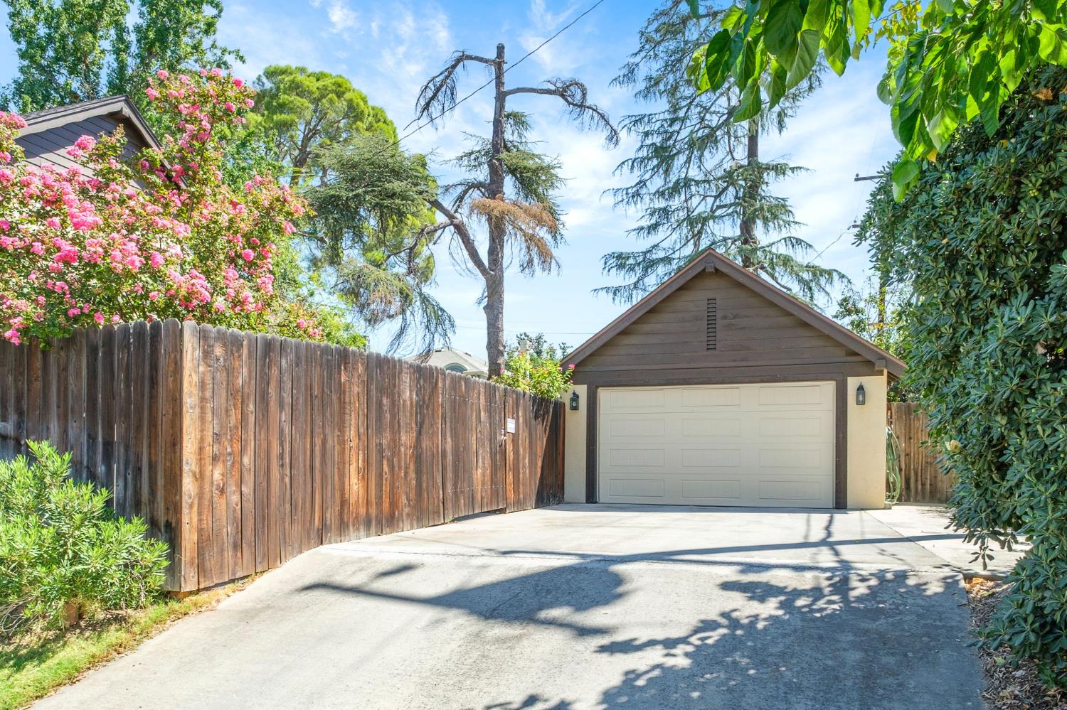 904 E Cambridge Ave, Fresno, CA 93704