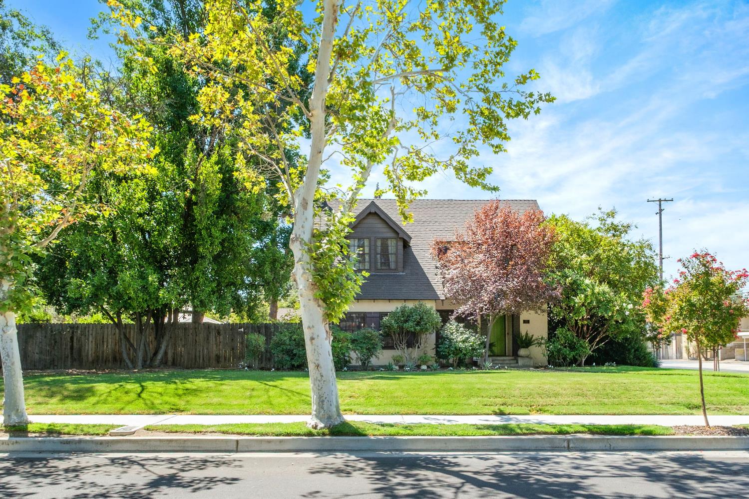 904 E Cambridge Ave, Fresno, CA 93704