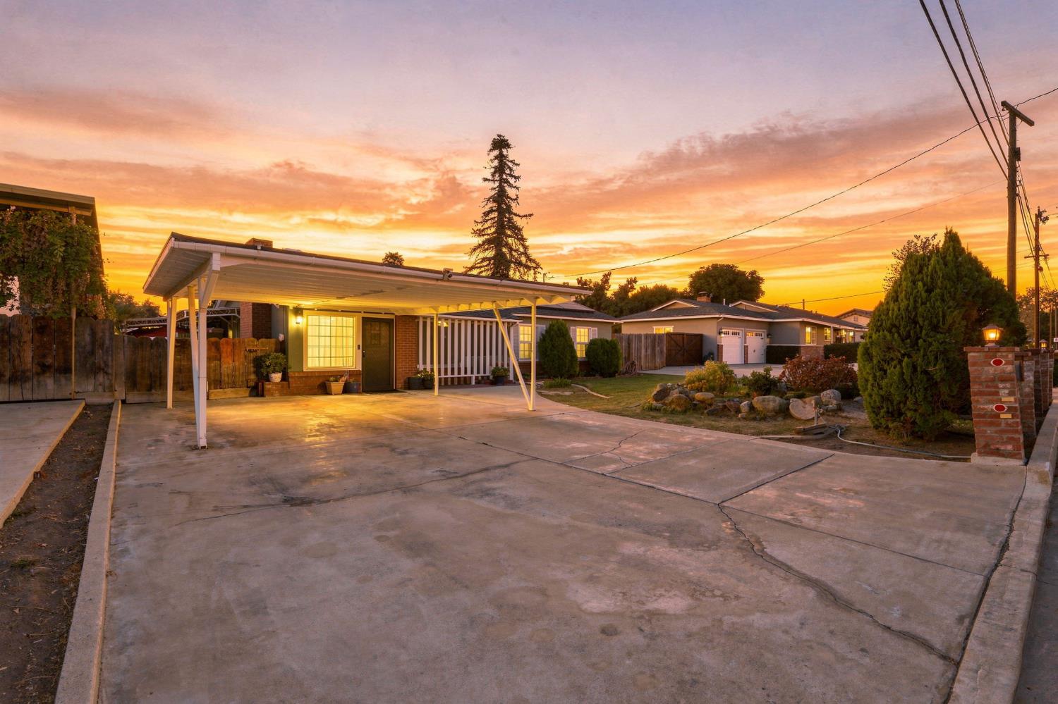1382 N Oaks St, Tulare, CA 93274