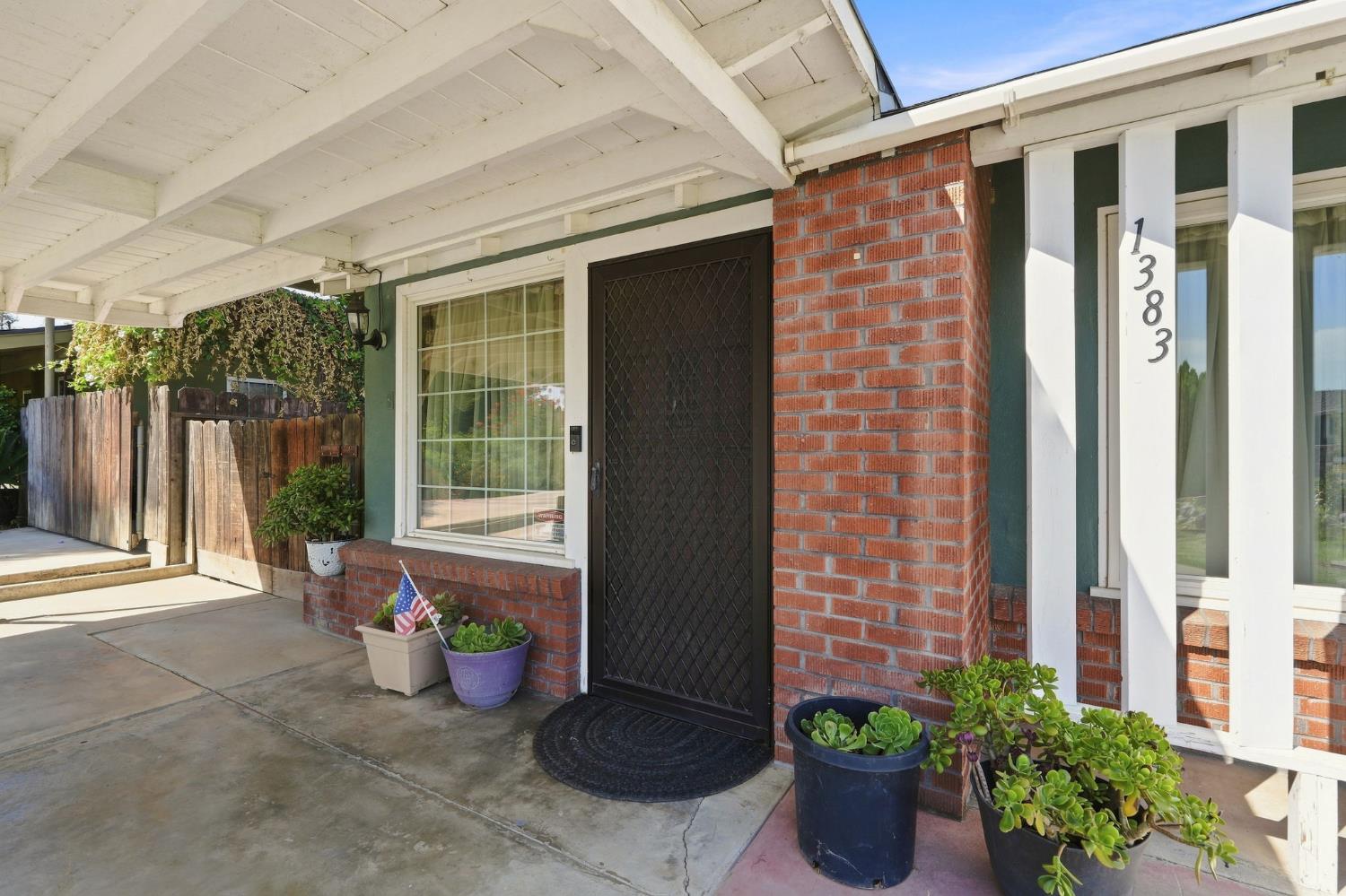 1382 N Oaks St, Tulare, CA 93274
