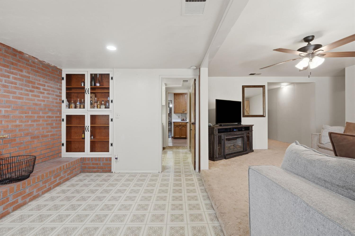 1382 N Oaks St, Tulare, CA 93274