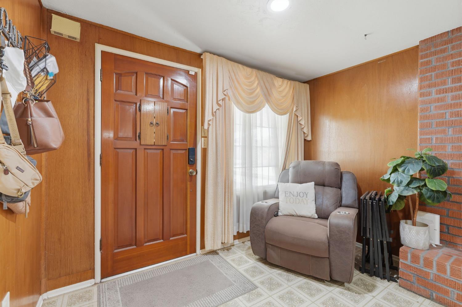 1382 N Oaks St, Tulare, CA 93274