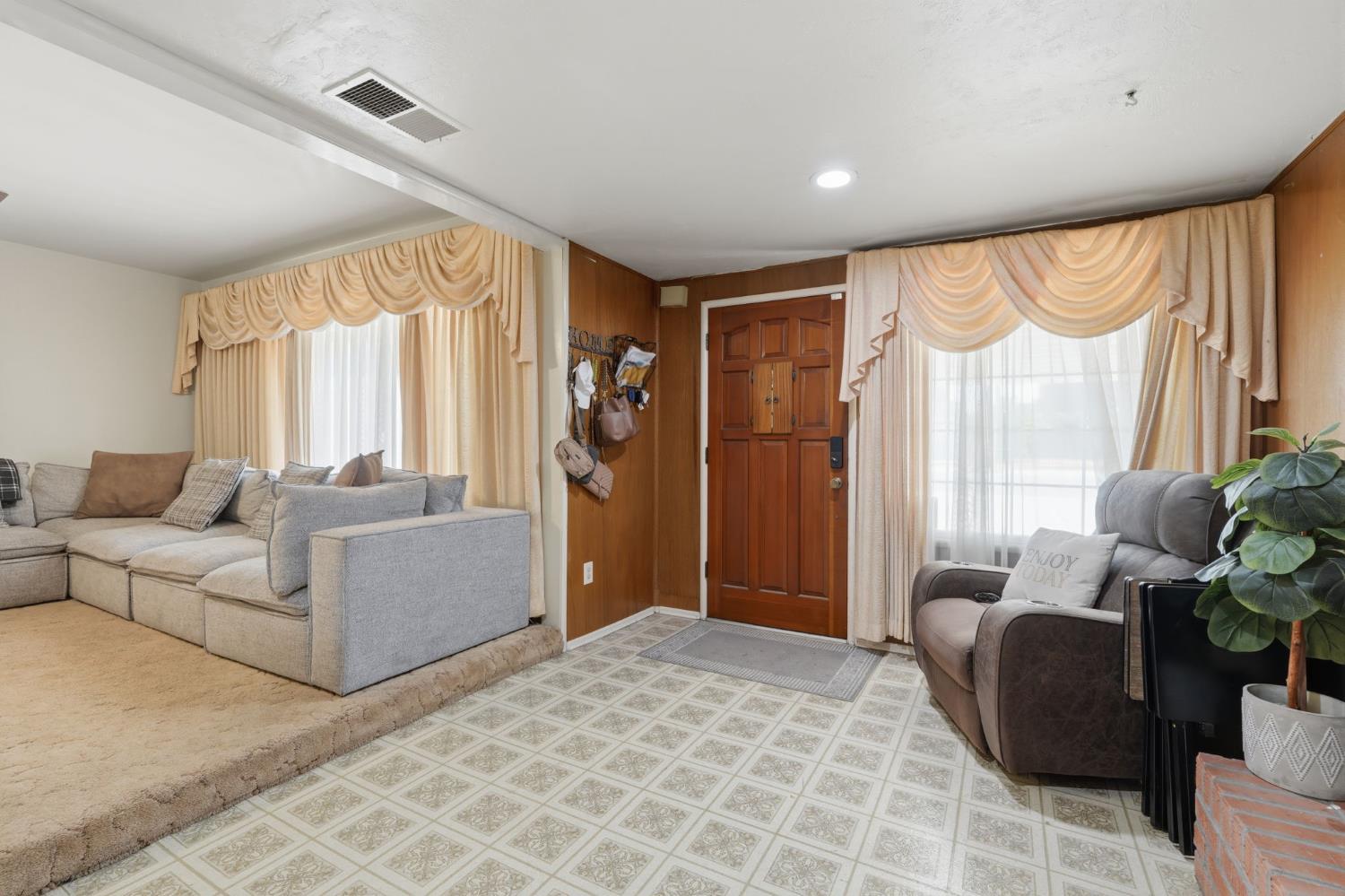 1382 N Oaks St, Tulare, CA 93274