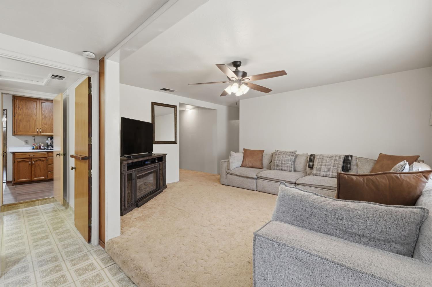 1382 N Oaks St, Tulare, CA 93274