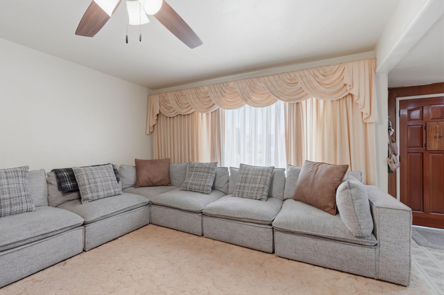 1382 N Oaks St, Tulare, CA 93274