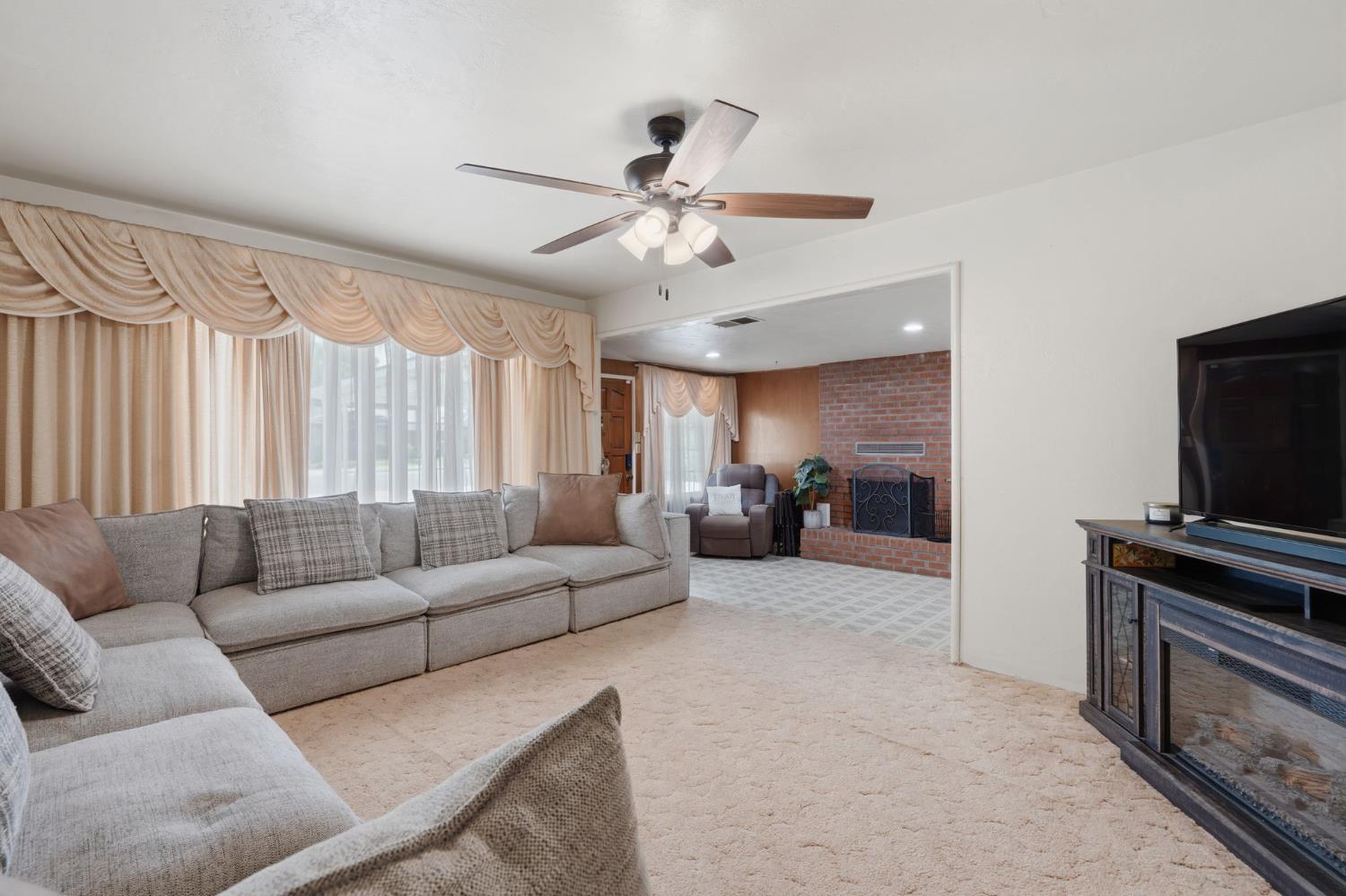 1382 N Oaks St, Tulare, CA 93274