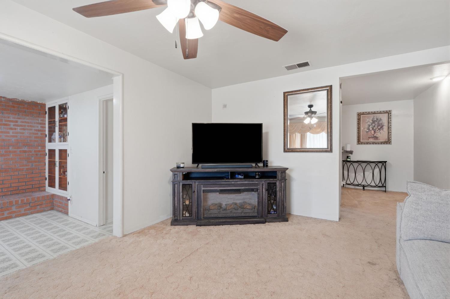 1382 N Oaks St, Tulare, CA 93274