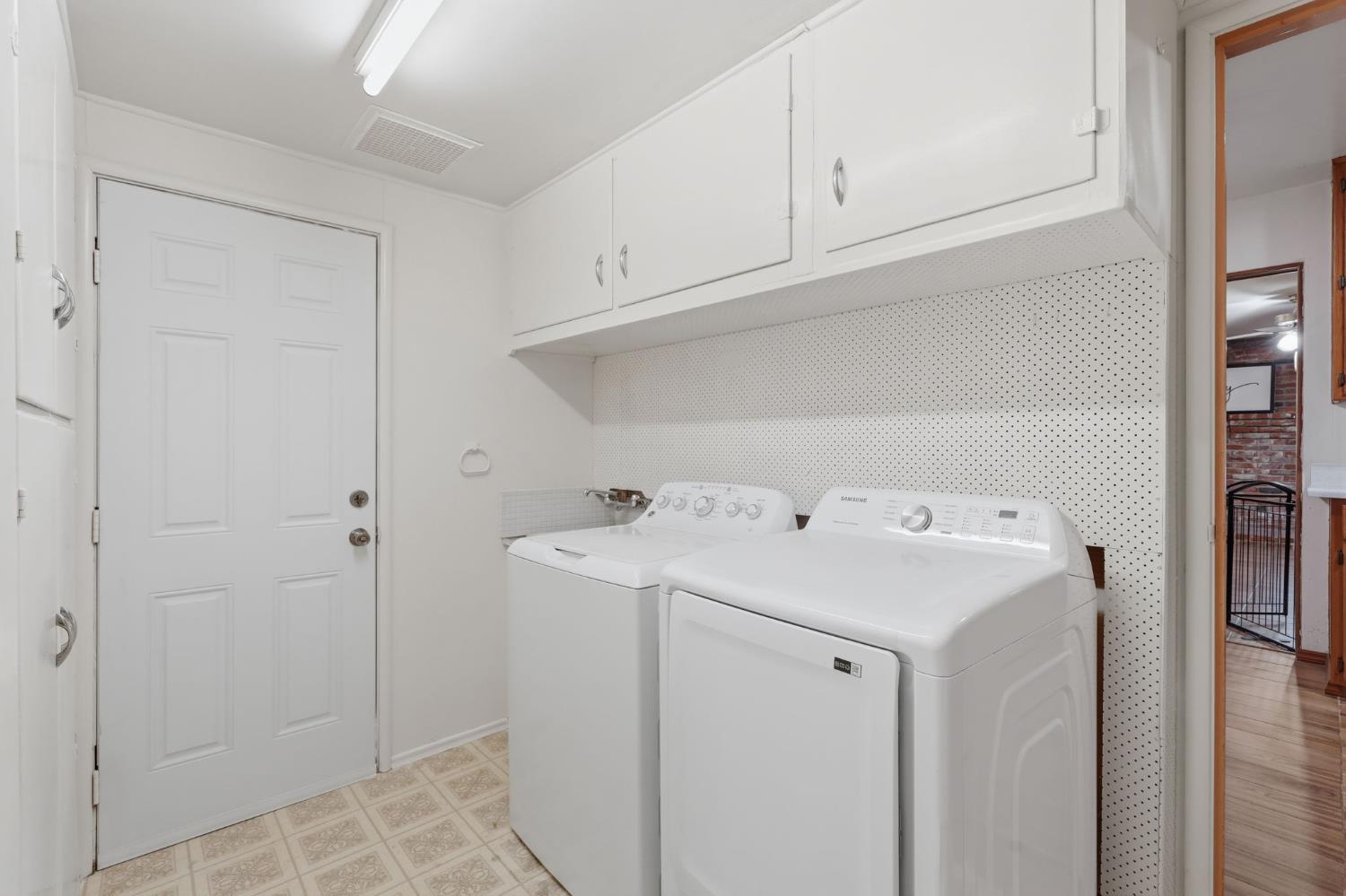 1382 N Oaks St, Tulare, CA 93274