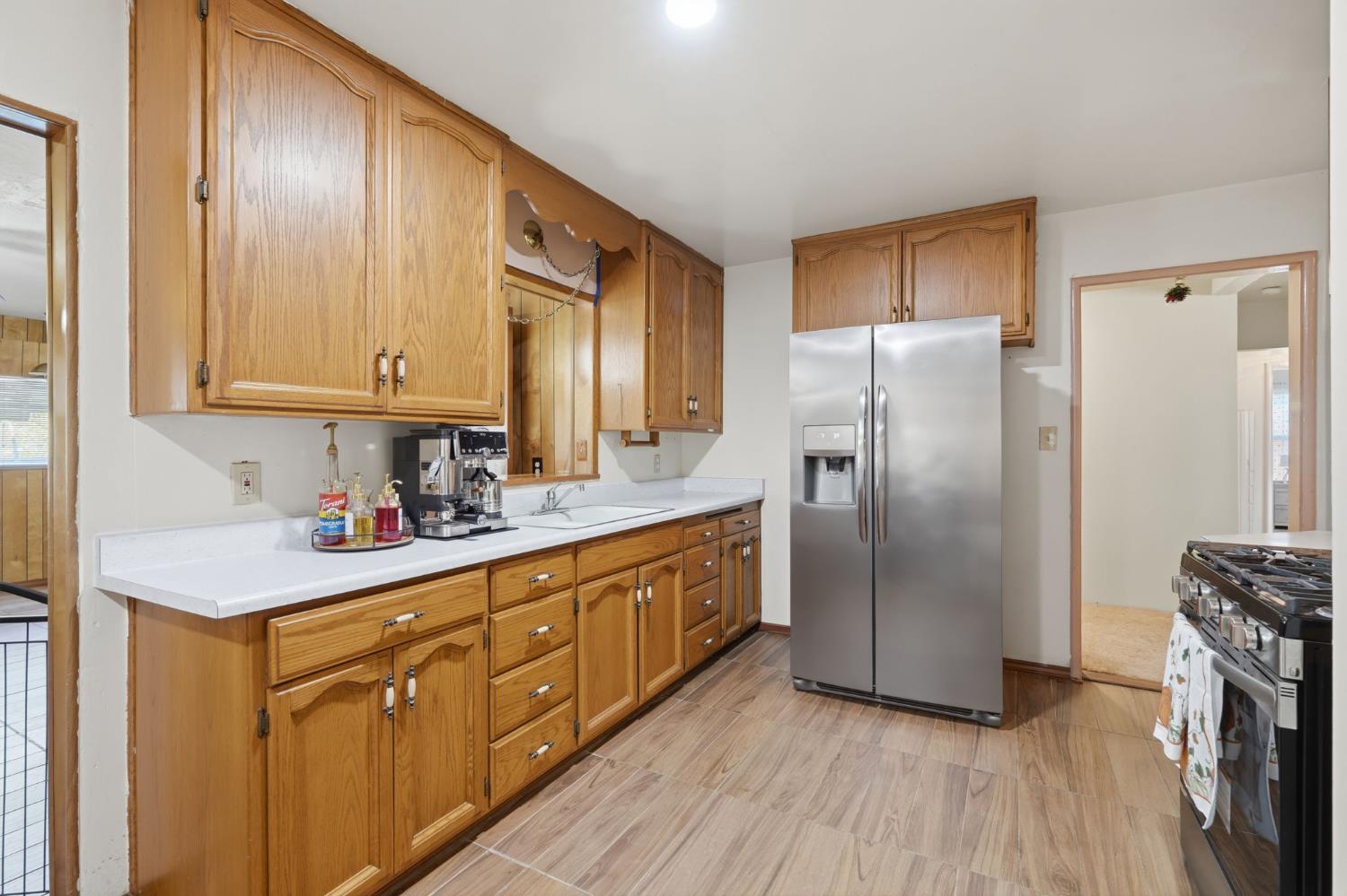1382 N Oaks St, Tulare, CA 93274