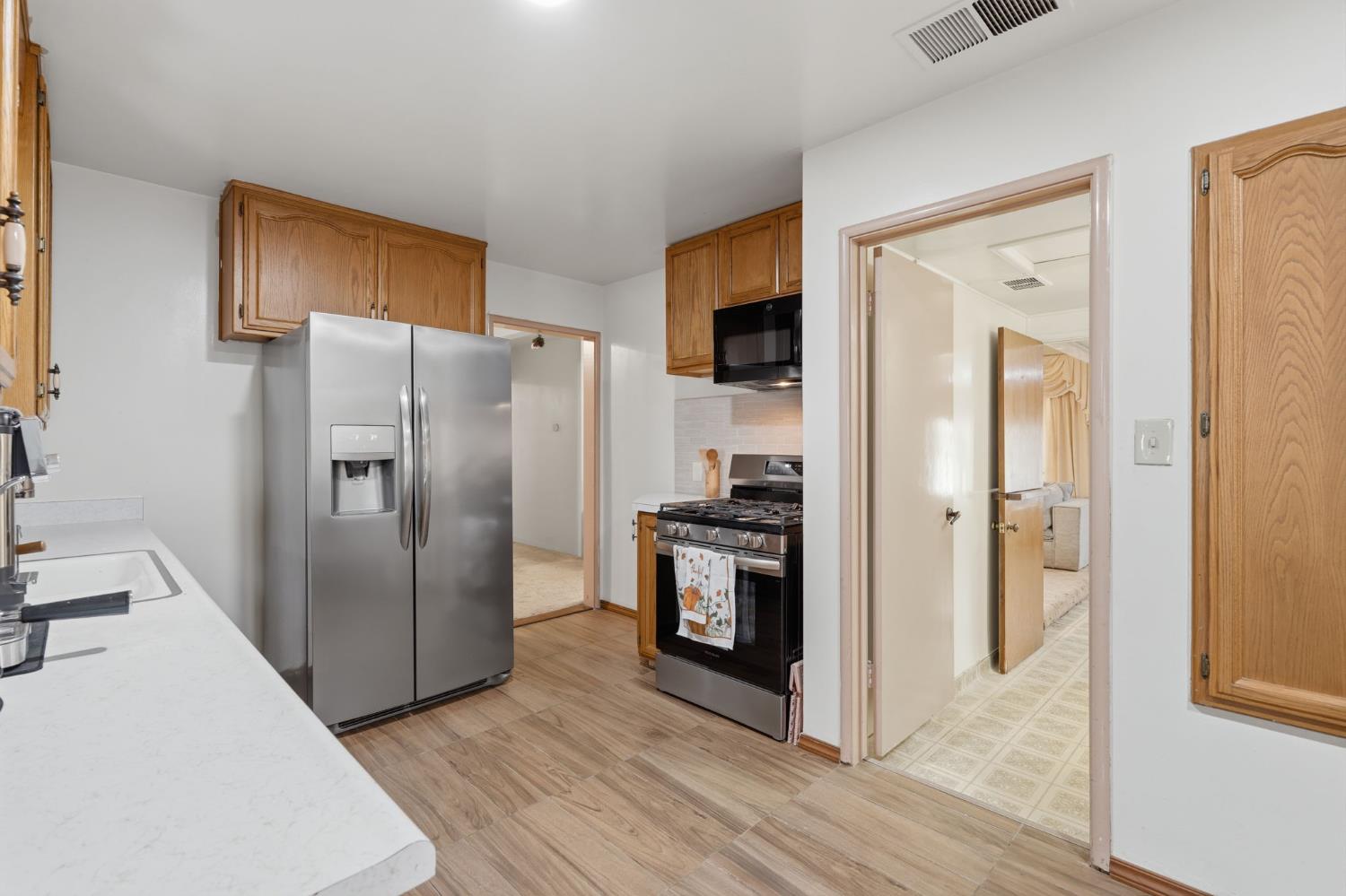 1382 N Oaks St, Tulare, CA 93274